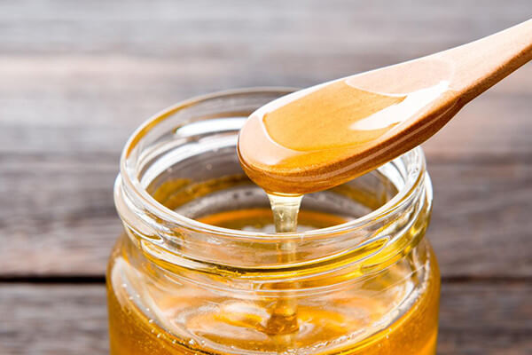 ハチミツや蜜蝋などミツバチは人が生活で使用する様々なものを生産しています。
